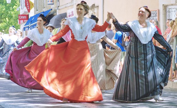 Quelles astuces pour choisir des vêtements qui camouflent les petites imperfections ?