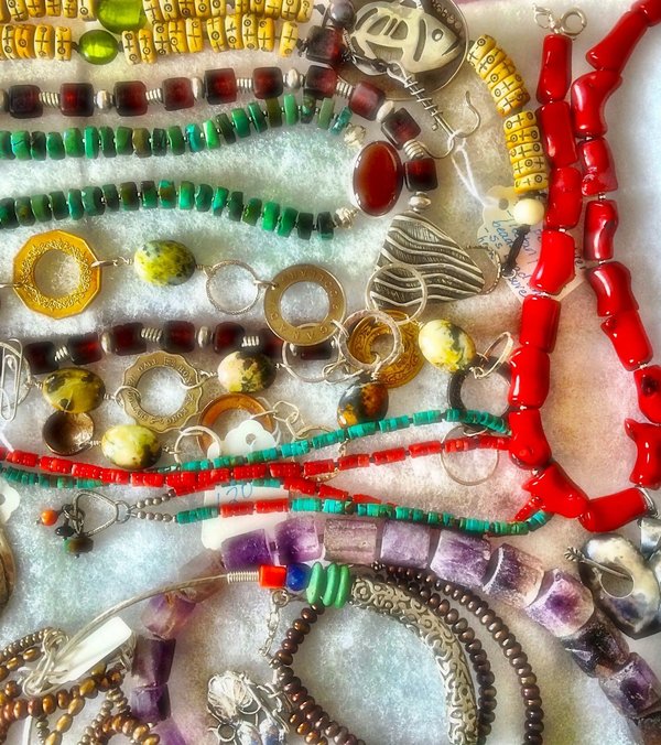 Quels types de bijoux art déco conviennent pour un look de soirée sophistiqué?